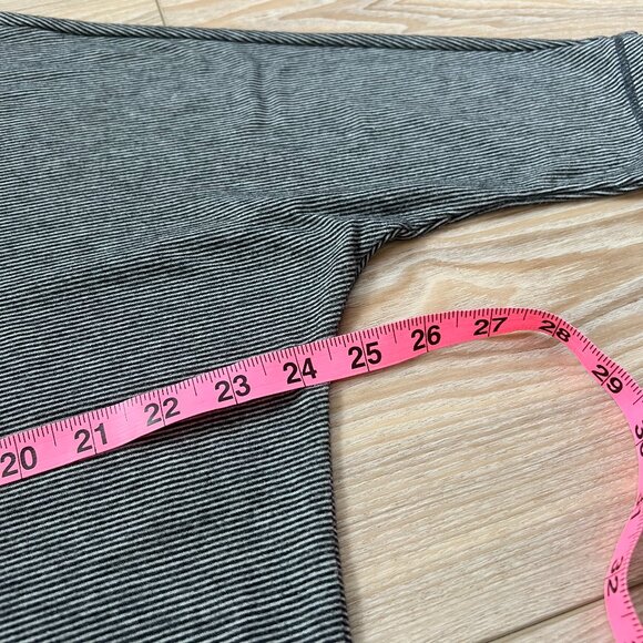 🪷Tahari V-Neck Batwing 3/4 Sleeve Tee - Size M black and cream🪷 - Picture 11 of 12